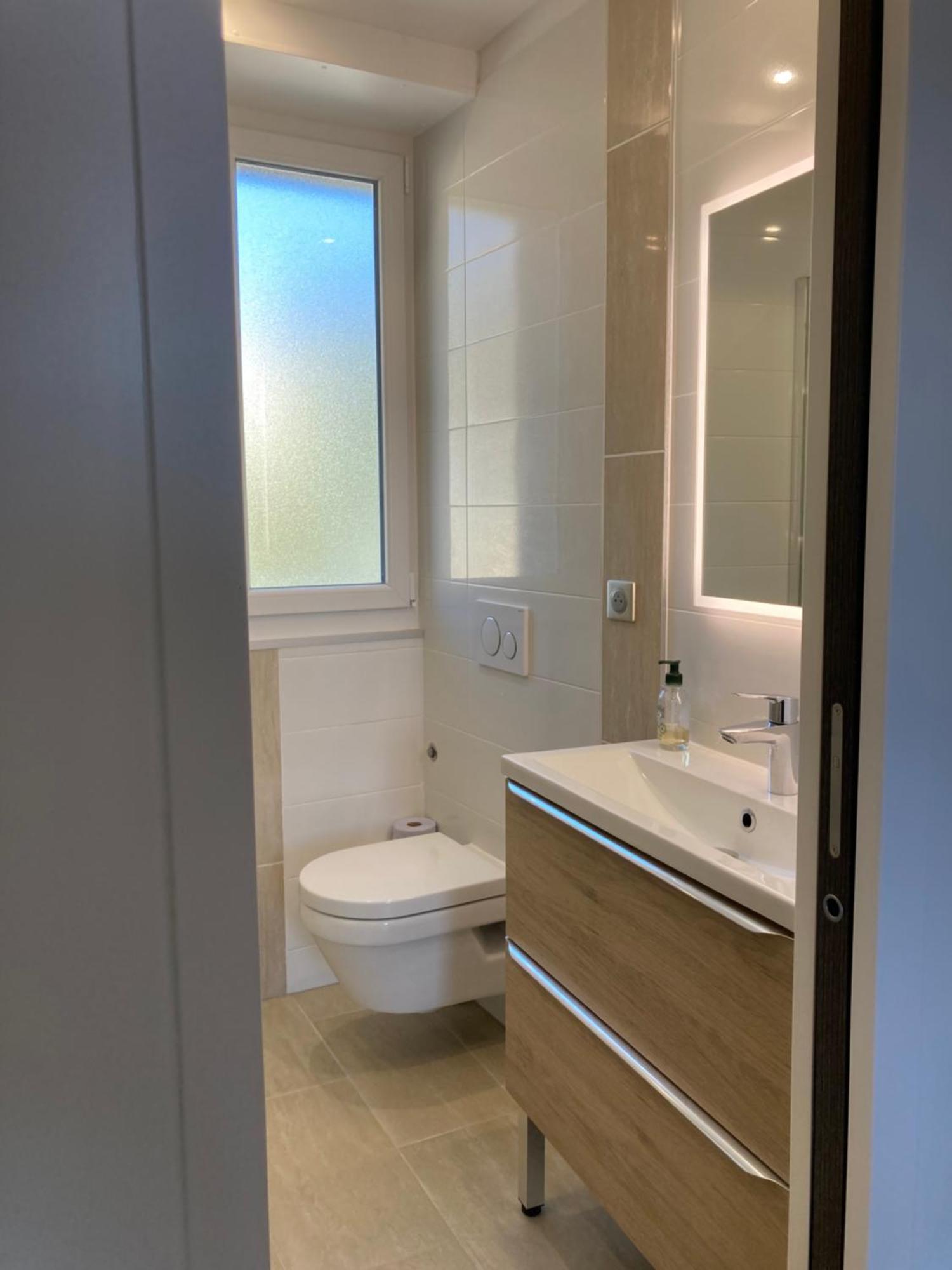& Salle De Bain Privative ,bord De Mer, Vue ,, Private & Bathroom At Inhabitant's House, Seaside, Sea View * Cannes