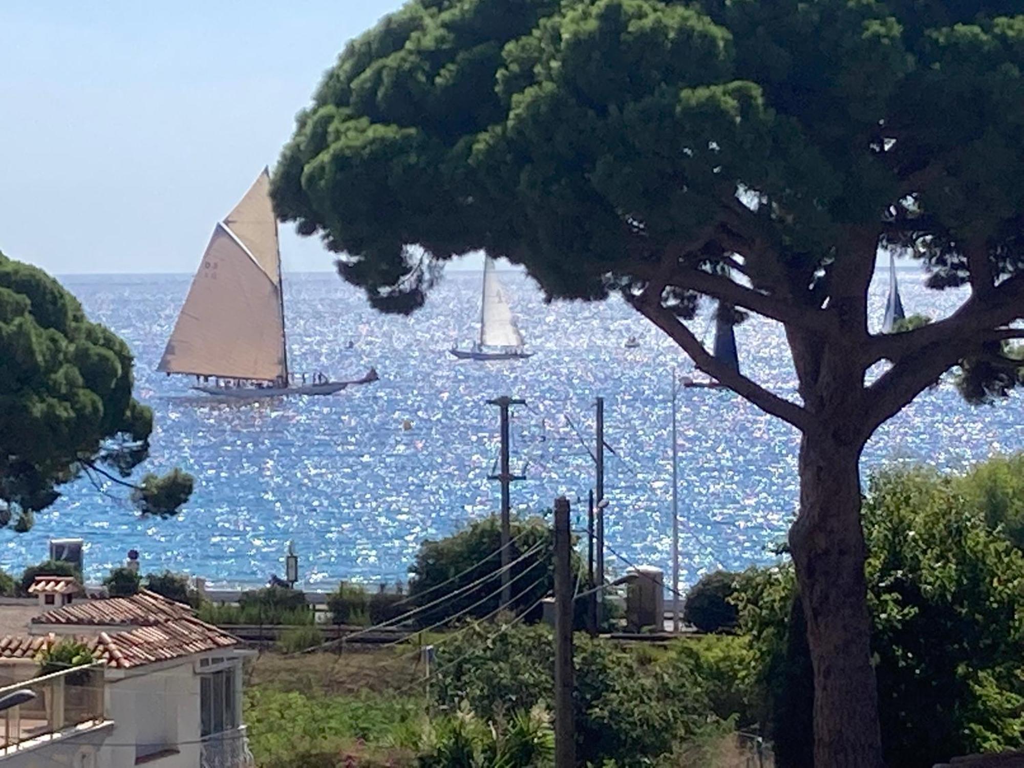 & Salle De Bain Privative ,bord De Mer, Vue ,, Private & Bathroom At Inhabitant's House, Seaside, Sea View *