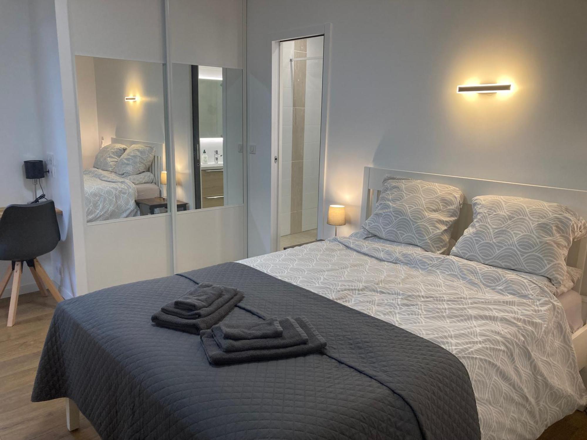 & Salle De Bain Privative ,bord De Mer, Vue ,, Private & Bathroom At Inhabitant's House, Seaside, Sea View