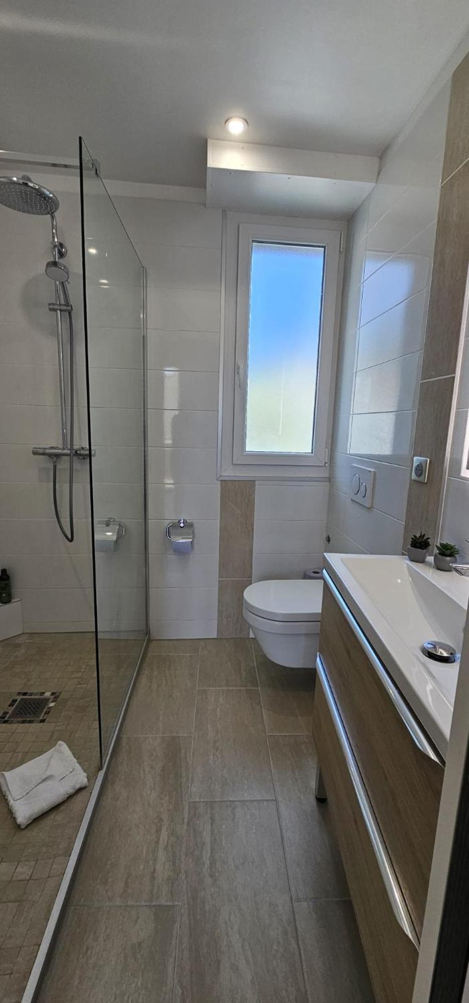 & Salle De Bain Privative ,bord De Mer, Vue ,, Private & Bathroom At Inhabitant's House, Seaside, Sea View Cannes